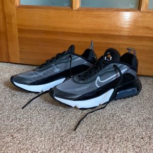 NIKE AIRMAX 2090 size 9
